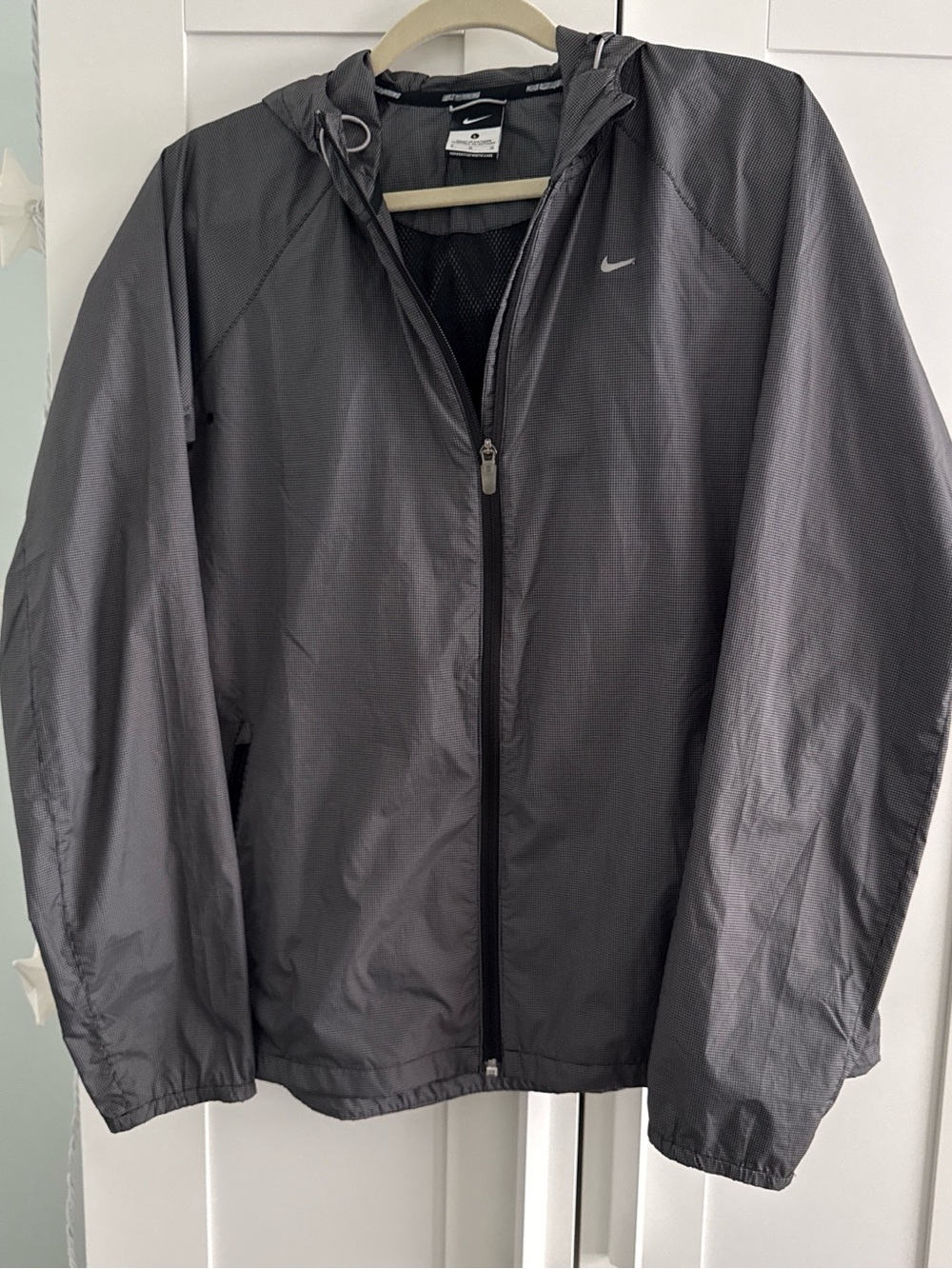 Nike womens Gray Lightweight Hooded Windbreaker Jacket